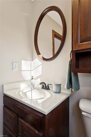 121 River Point DR, Yorktown, VA 23693