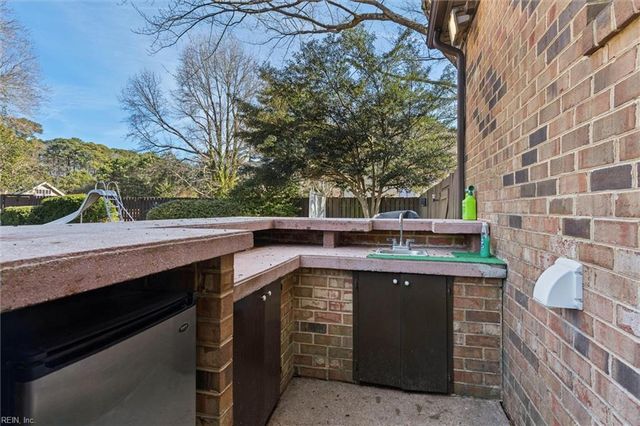 121 River Point DR, Yorktown, VA 23693