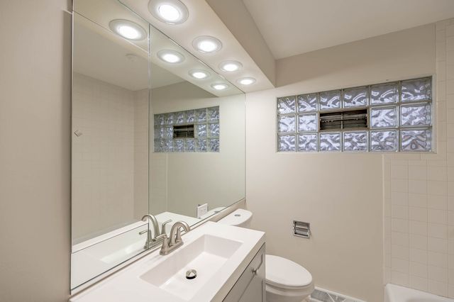 533 Flossmoor Avenue, Waukegan, IL 60085