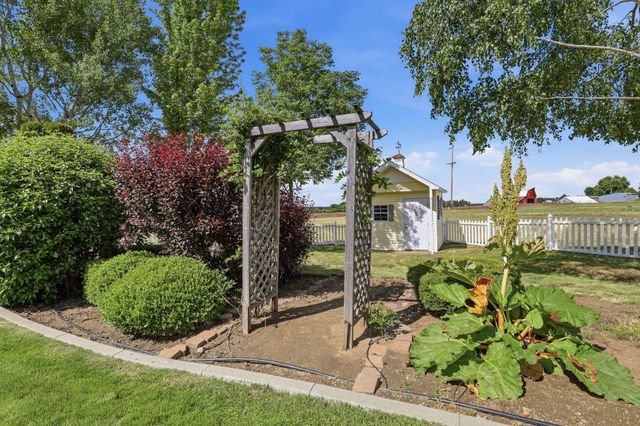 6909 W Ridgeway Dr, Deer Park, WA 99006