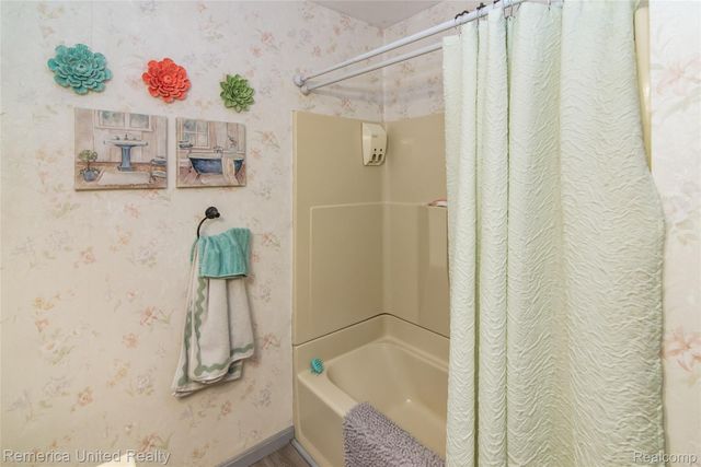 11043 Hamburg Road, Hamburg Township, MI 48189