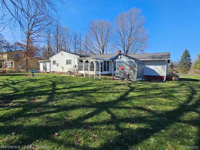 11043 Hamburg Road, Hamburg Township, MI 48189