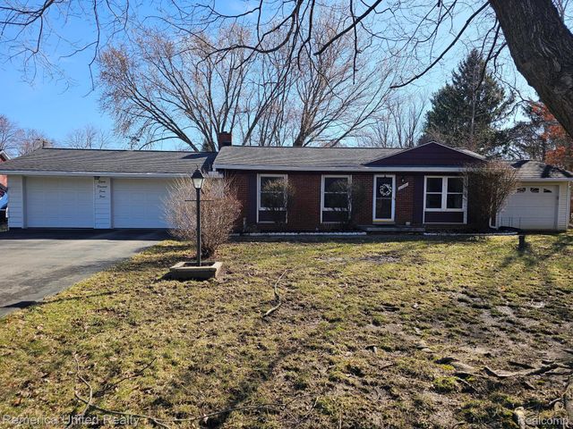 11043 Hamburg Road, Hamburg Township, MI 48189