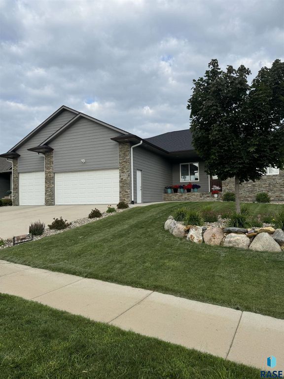 1013 N Danielle Dr Drive, Sioux Falls, SD 57103