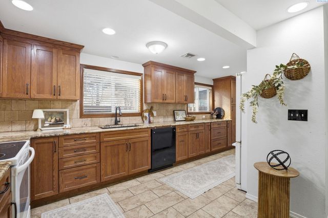 1313 Cottonwood Drive, Richland, WA 99354