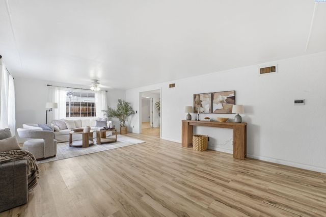 1313 Cottonwood Drive, Richland, WA 99354