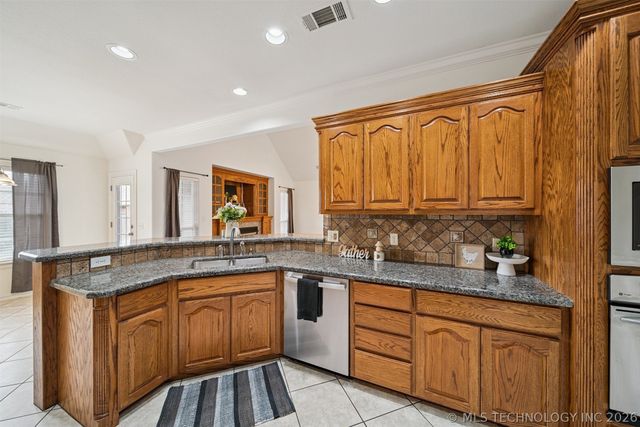 2212 N 12th Place, Broken Arrow, OK 74012