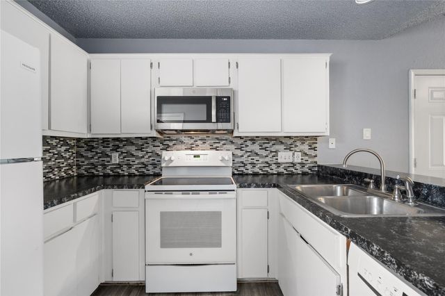 1221 W Hopkins ST 11, San Marcos, TX 78666