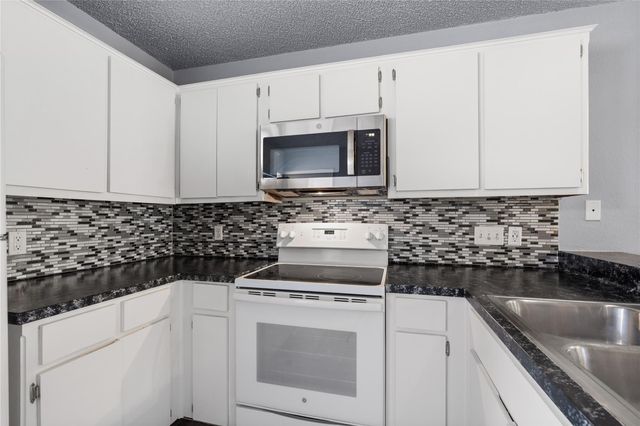 1221 W Hopkins ST 11, San Marcos, TX 78666