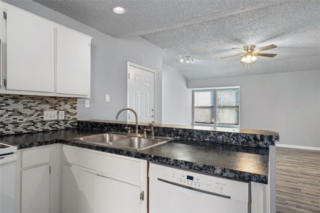 1221 W Hopkins ST 11, San Marcos, TX 78666