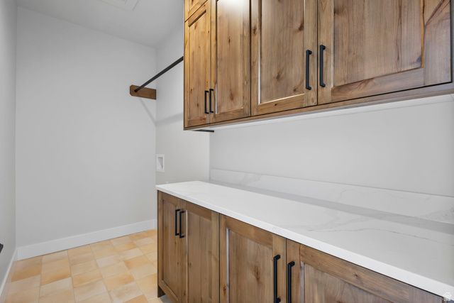 656 E MOUNTAIN RD, North Ogden, UT 84414