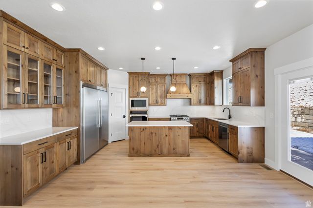 656 E MOUNTAIN RD, North Ogden, UT 84414