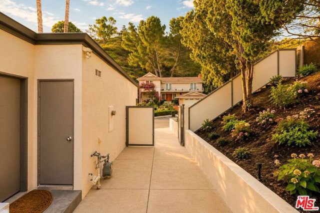 2657 Zorada Drive, Los Angeles, CA 90046