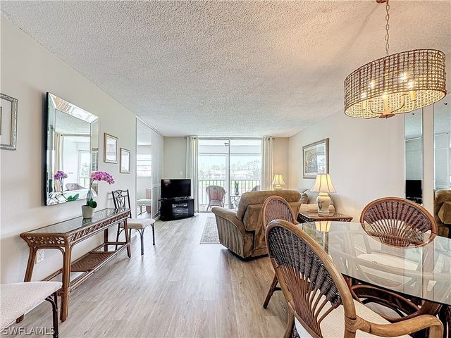 300 Forest Lakes BLVD 201, Naples, FL 34105