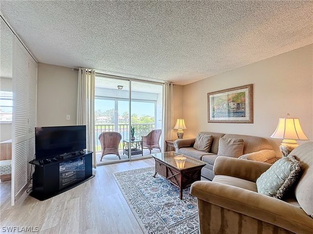 300 Forest Lakes BLVD 201, Naples, FL 34105