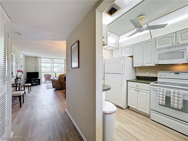 300 Forest Lakes BLVD 201, Naples, FL 34105