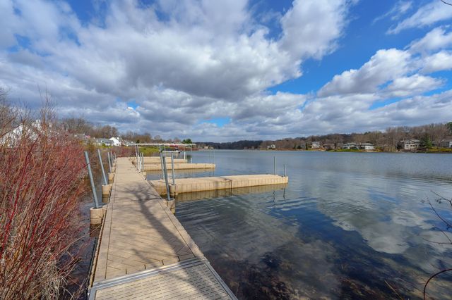 414 Midlakes Boulevard 7, Plainwell, MI 49080