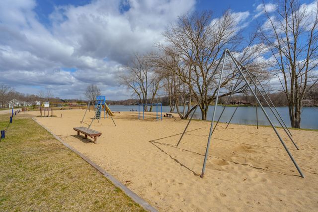 414 Midlakes Boulevard 7, Plainwell, MI 49080