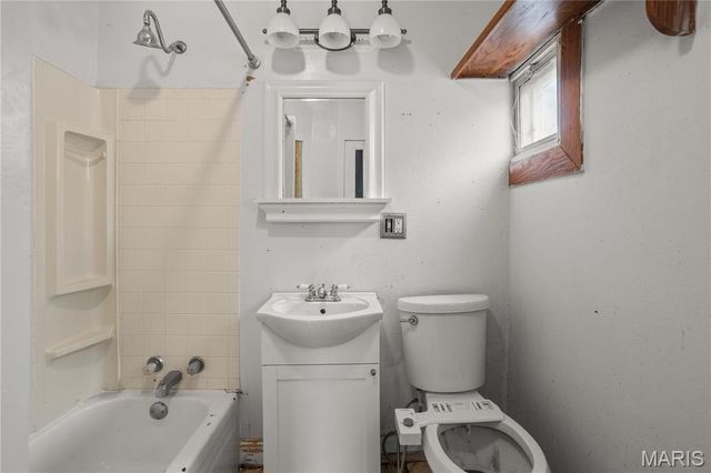 1155 Hall Street, St Charles, MO 63301