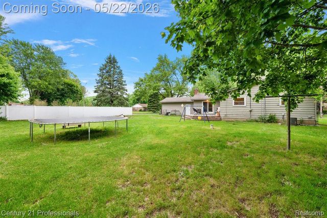 4255 Whispering Oak Drive, Flint Charter Township, MI 48507