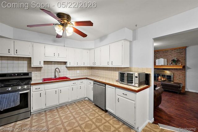 4255 Whispering Oak Drive, Flint Charter Township, MI 48507