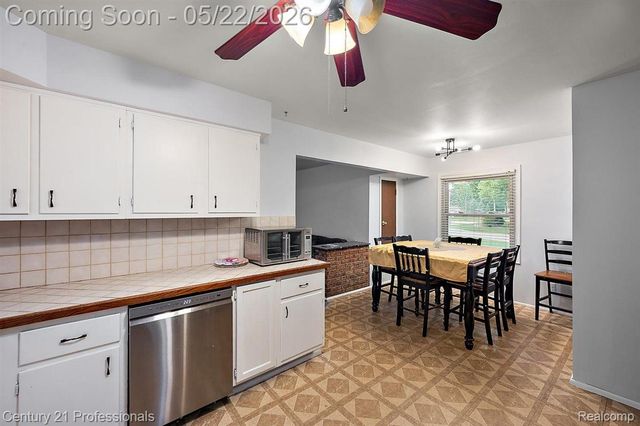 4255 Whispering Oak Drive, Flint Charter Township, MI 48507