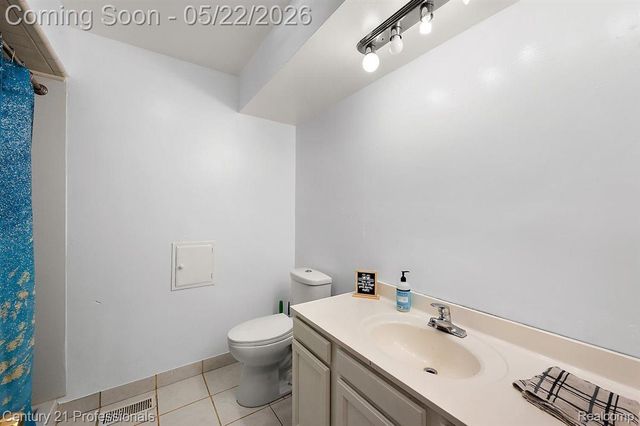 4255 Whispering Oak Drive, Flint Charter Township, MI 48507