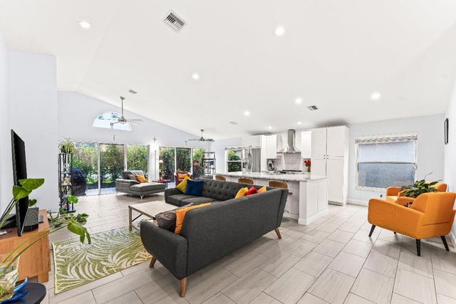 9702 Harbour Lake Circle, Boynton Beach, FL 33437