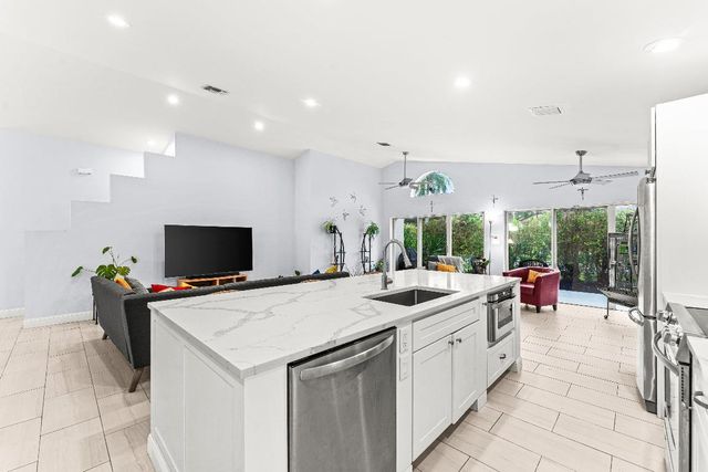 9702 Harbour Lake Circle, Boynton Beach, FL 33437