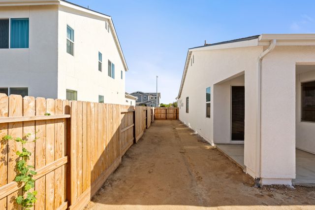 1876 Vallejo Avenue, Dinuba, CA 93618
