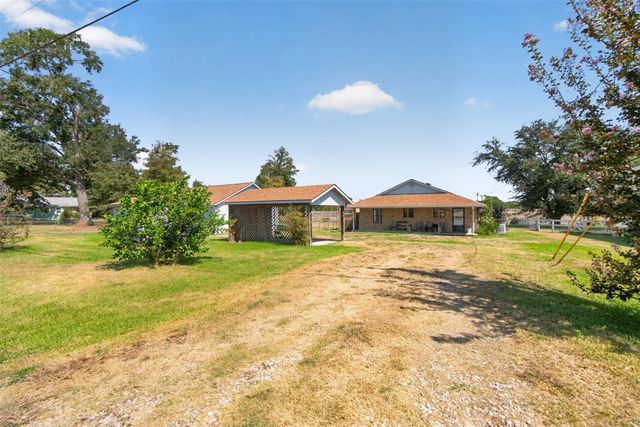 281 Lakeshore N, Onalaska, TX 77360
