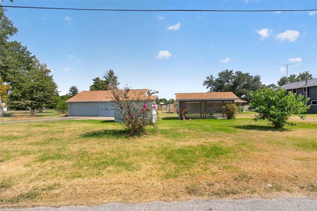 281 Lakeshore N, Onalaska, TX 77360