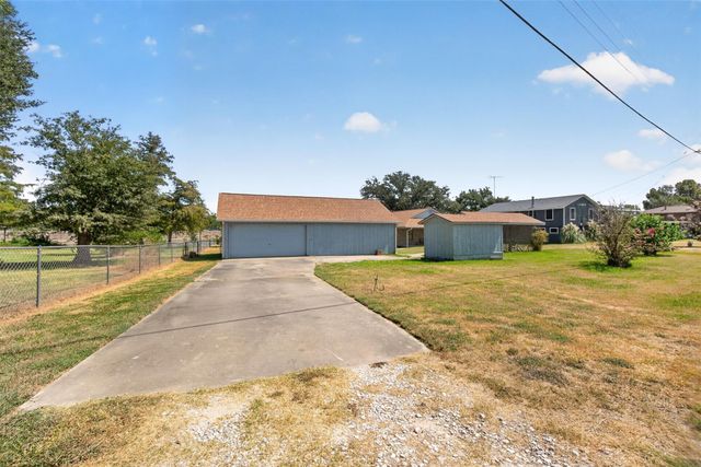 281 Lakeshore N, Onalaska, TX 77360