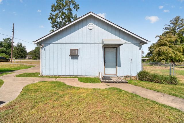 281 Lakeshore N, Onalaska, TX 77360