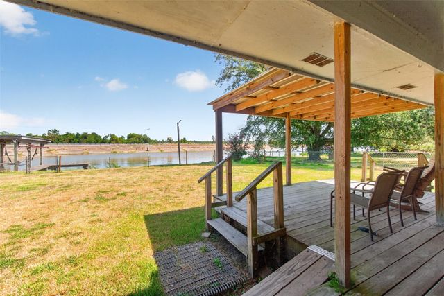 281 Lakeshore N, Onalaska, TX 77360