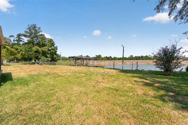 281 Lakeshore N, Onalaska, TX 77360