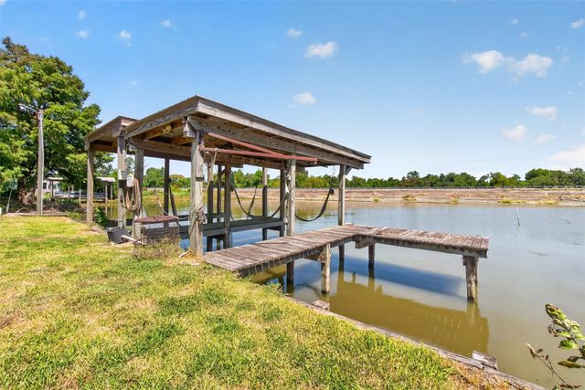 281 Lakeshore N, Onalaska, TX 77360