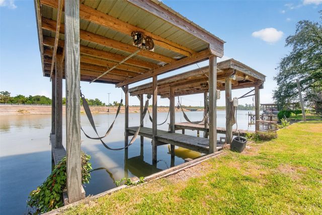 281 Lakeshore N, Onalaska, TX 77360