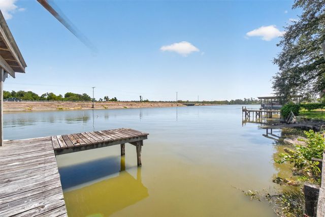 281 Lakeshore N, Onalaska, TX 77360
