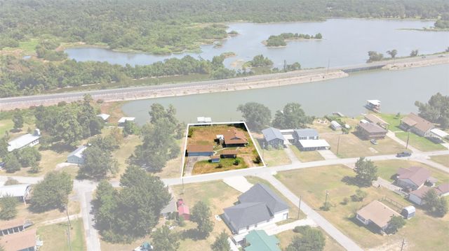 281 Lakeshore N, Onalaska, TX 77360