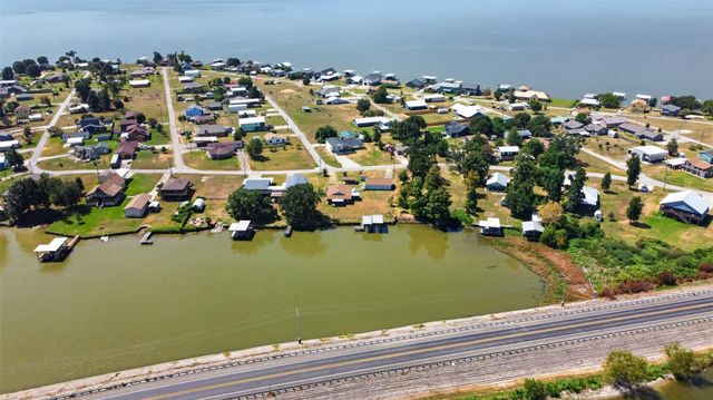 281 Lakeshore N, Onalaska, TX 77360