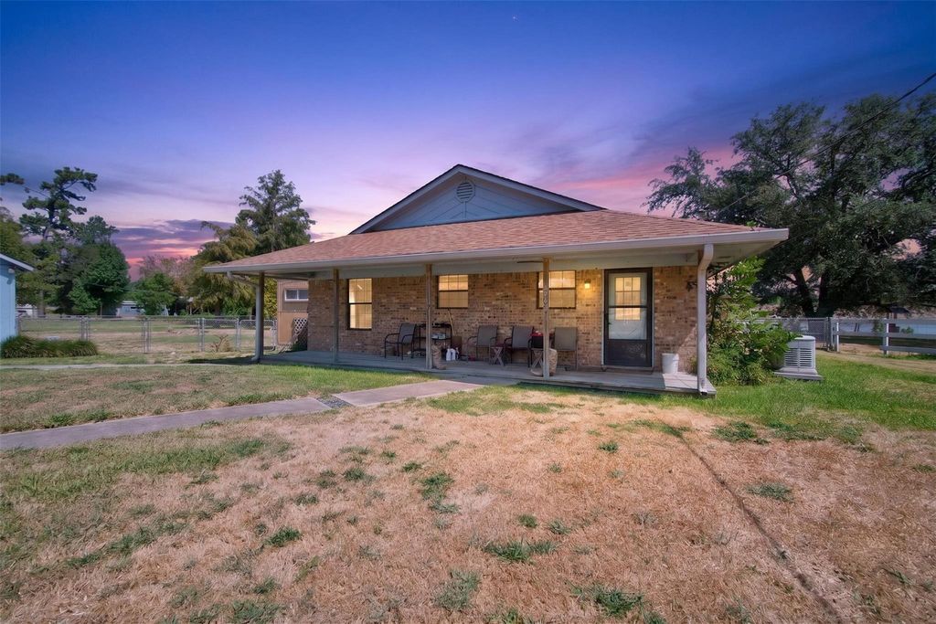 281 Lakeshore N, Onalaska, TX 77360
