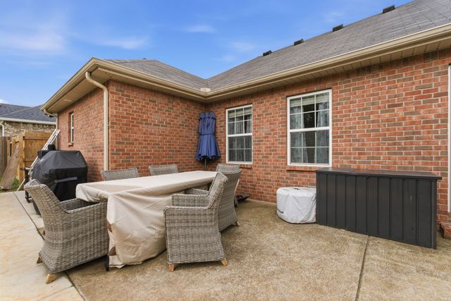 2045 Barretts Ridge Dr, Murfreesboro, TN 37130