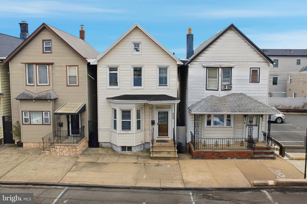 209 HAMILTON STREET, Harrison, NJ 07029