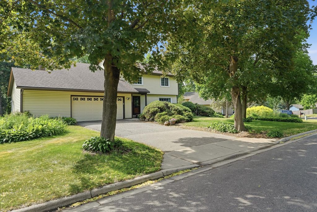 8527 Isle Avenue S, Cottage Grove, MN 55016