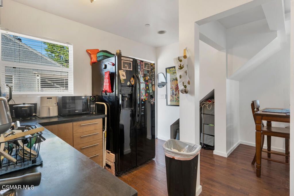 Image 12 of property listing at 625 Niagara Street, Burbank, CA 91505