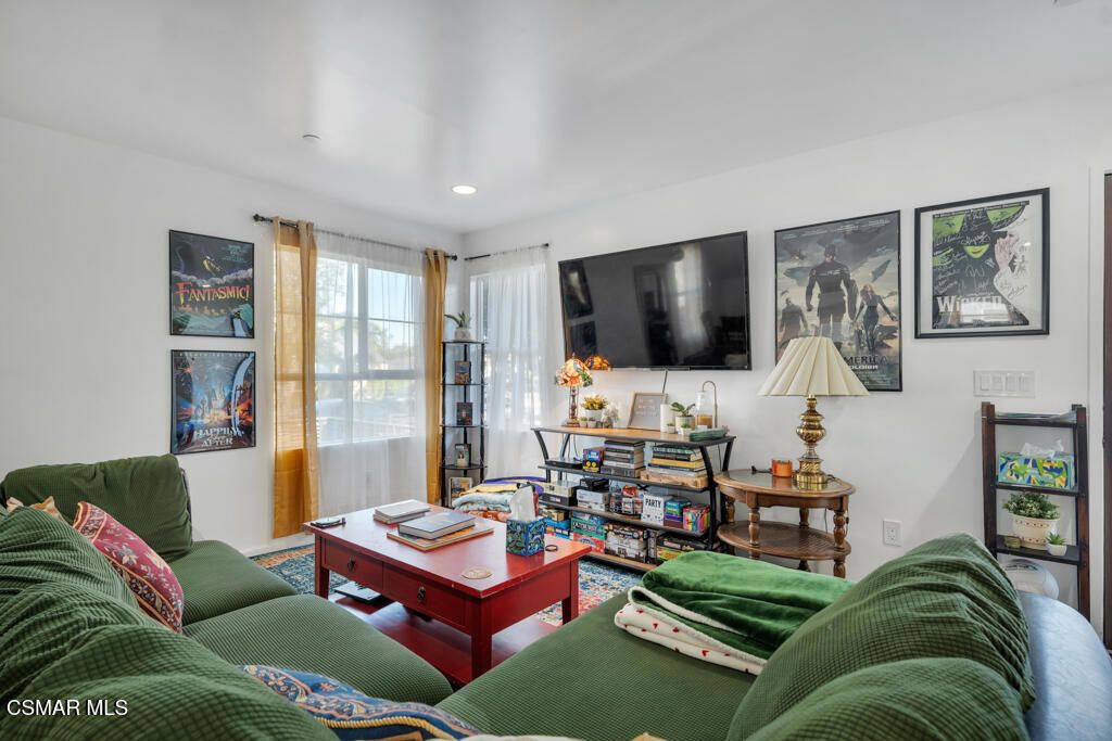 Image 2 of property listing at 625 Niagara Street, Burbank, CA 91505