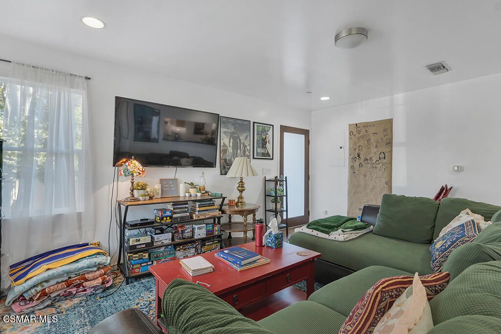 Image 8 of property listing at 625 Niagara Street, Burbank, CA 91505