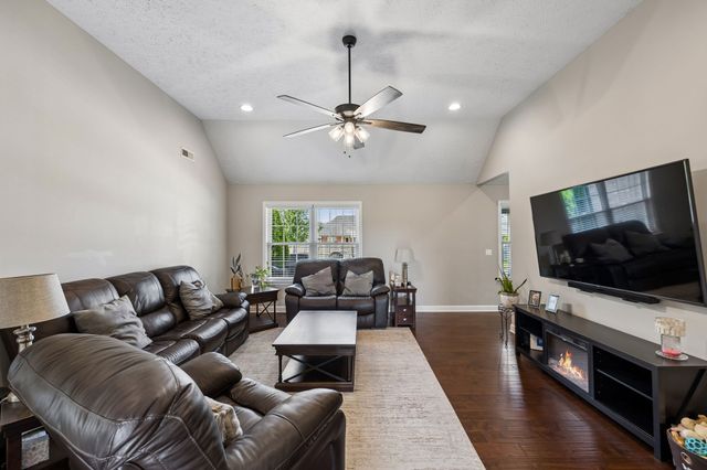 1951 Mural Ln, Murfreesboro, TN 37127