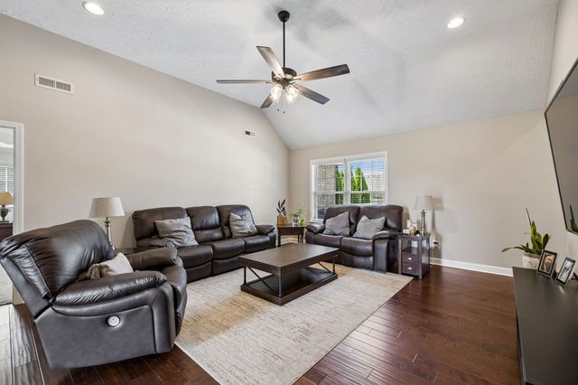 1951 Mural Ln, Murfreesboro, TN 37127